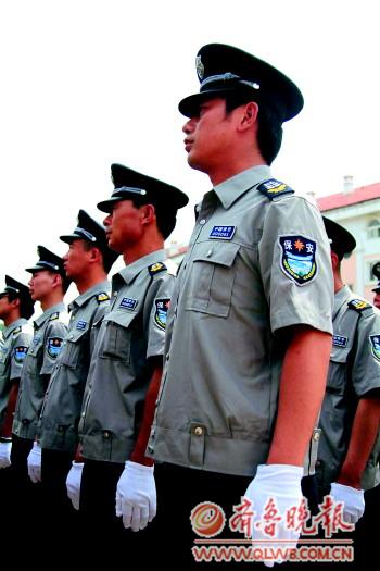 啟動儀式上穿著2011式保安員服裝的保安。記者張震攝