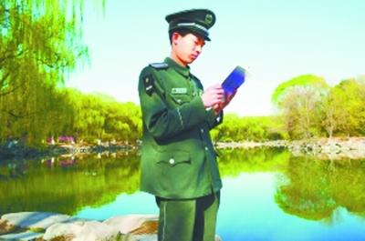 甘相偉在未名湖畔。